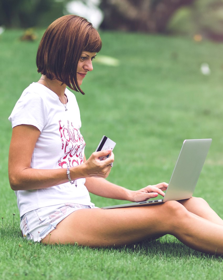 Woman shopping on labtop